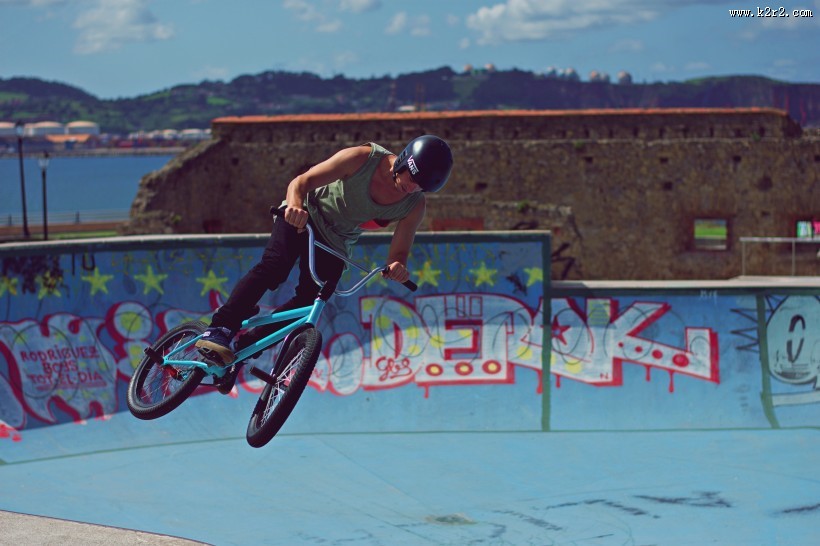 花样极限秀车技的人图片