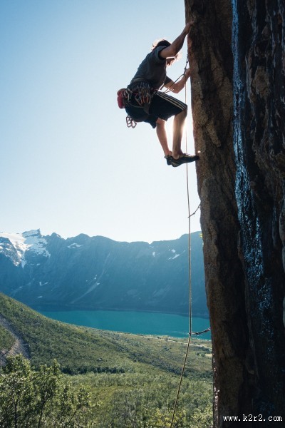 正在攀岩的冒险者图片
