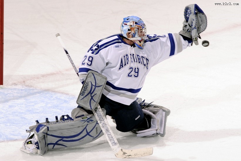 激烈的冰球比赛图片