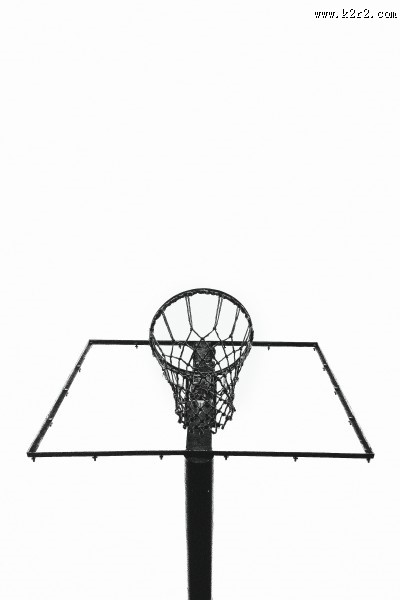 蓝天下的篮球框图片