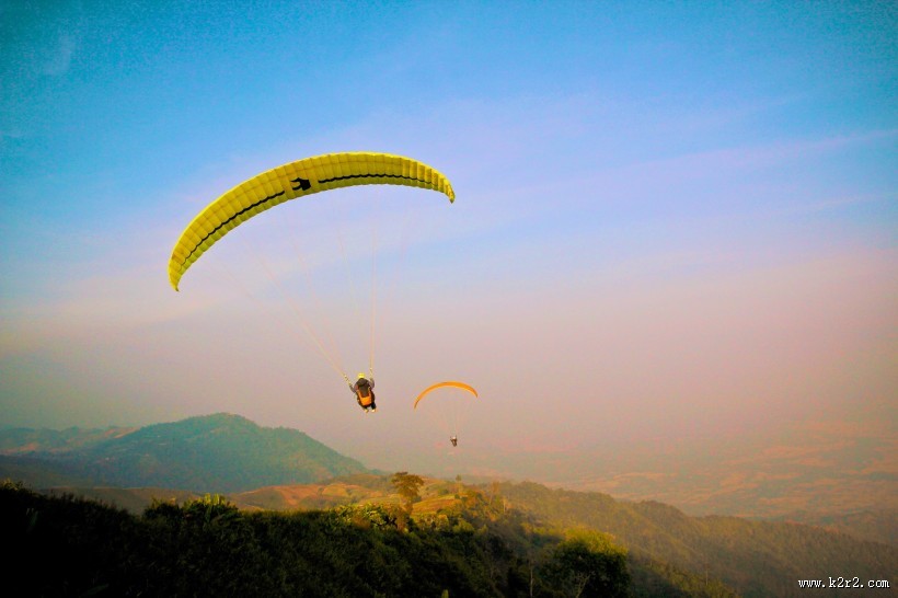 在天空悠闲飞行的滑翔伞图片