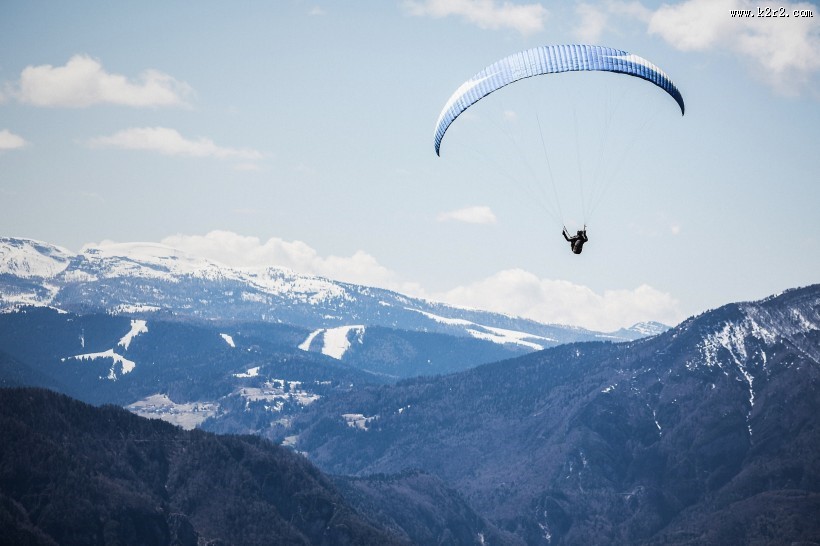 在天空悠闲飞行的滑翔伞图片