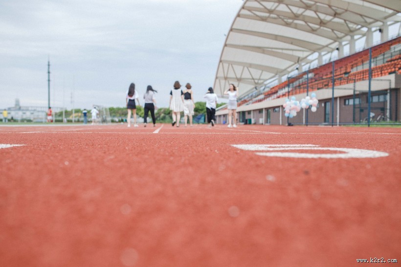 红色的操场跑道图片