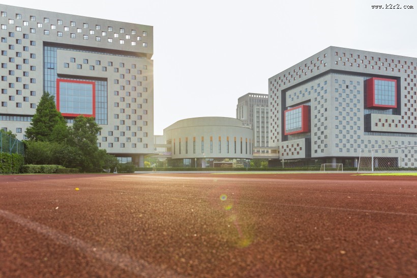 学校操场塑胶跑道图片