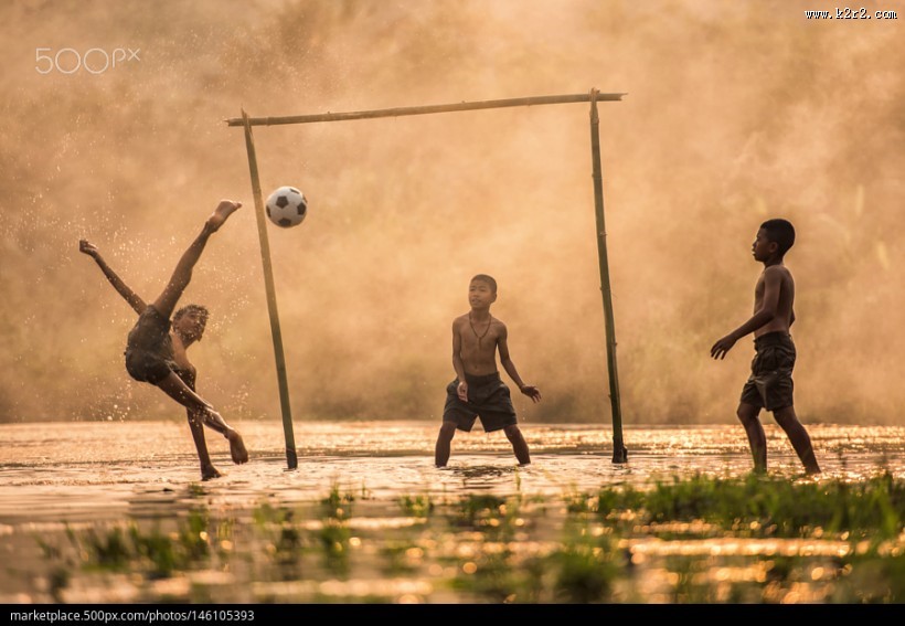 踢足球的男孩们图片