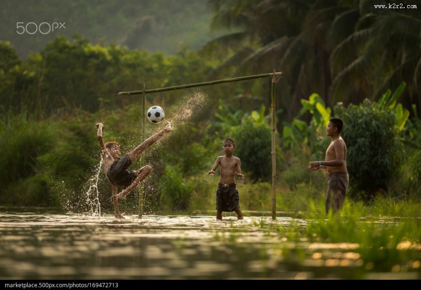 踢足球的男孩们图片