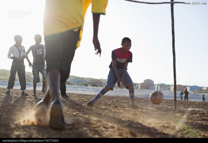 踢足球的男孩们图片