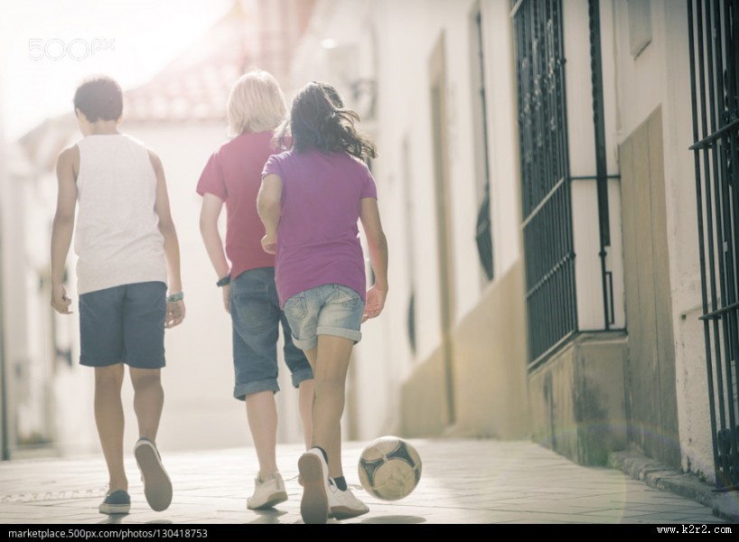 踢足球的男孩们图片