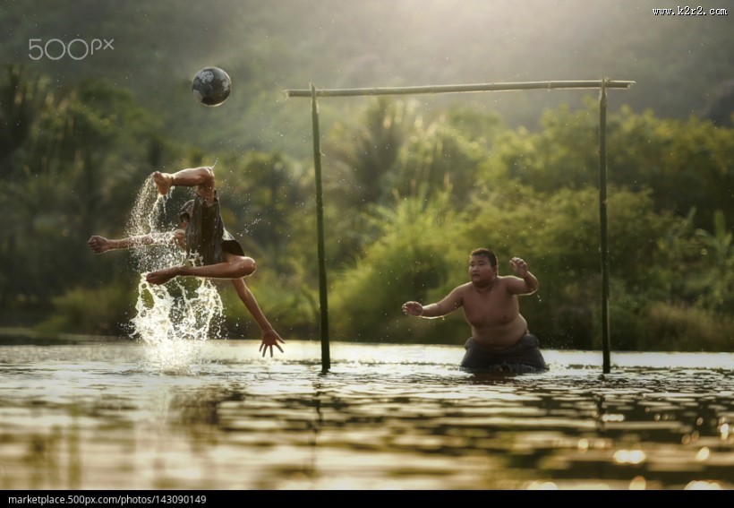踢足球的男孩们图片