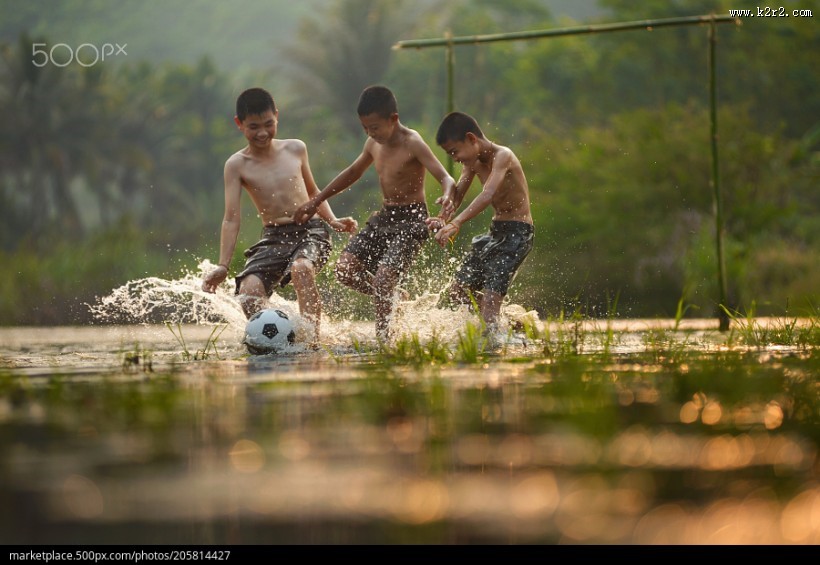 踢足球的男孩们图片