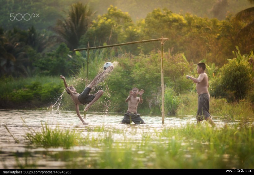 踢足球的男孩们图片