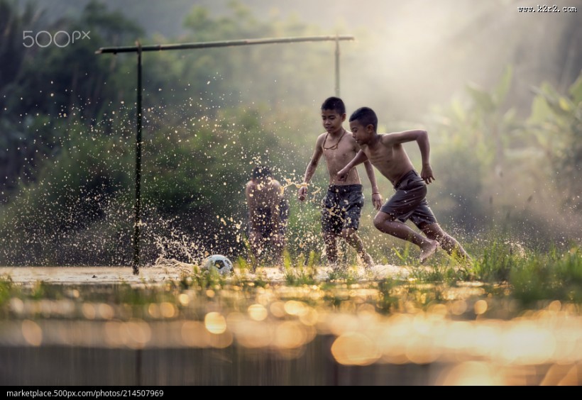 踢足球的男孩们图片