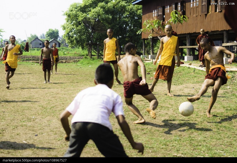 踢足球的男孩们图片