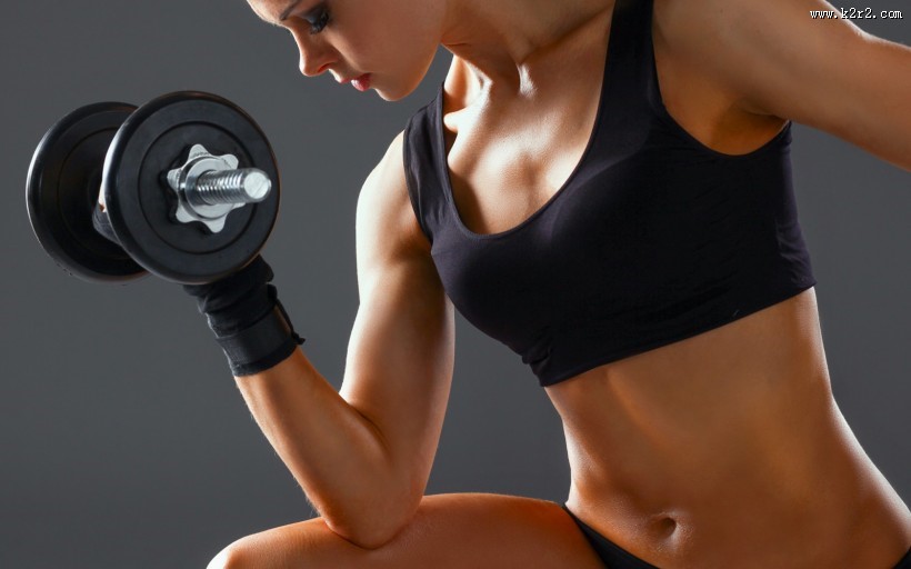手举哑铃健身图片