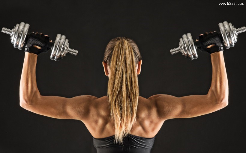 手举哑铃健身图片