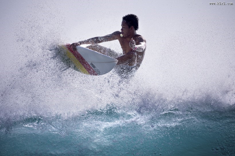 海上冲浪的少年图片大全
