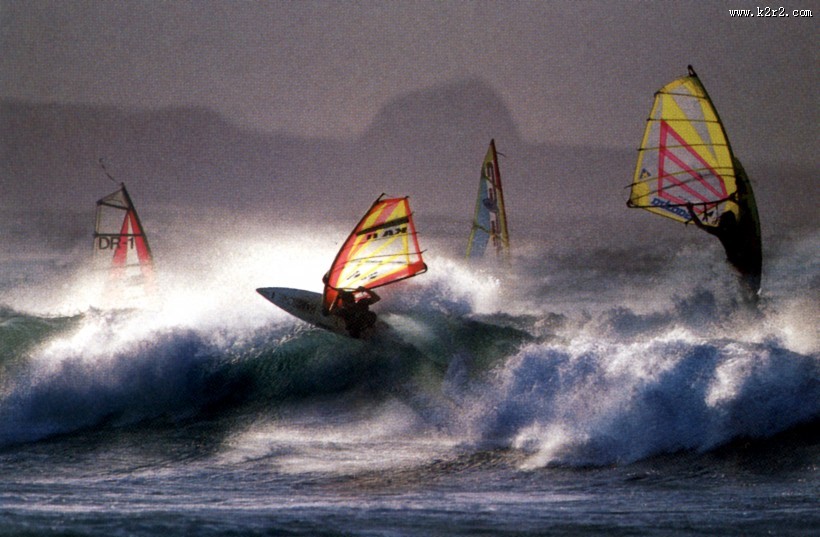 海上冲浪运动图片