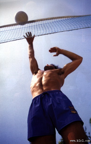 沙滩排球运动图片