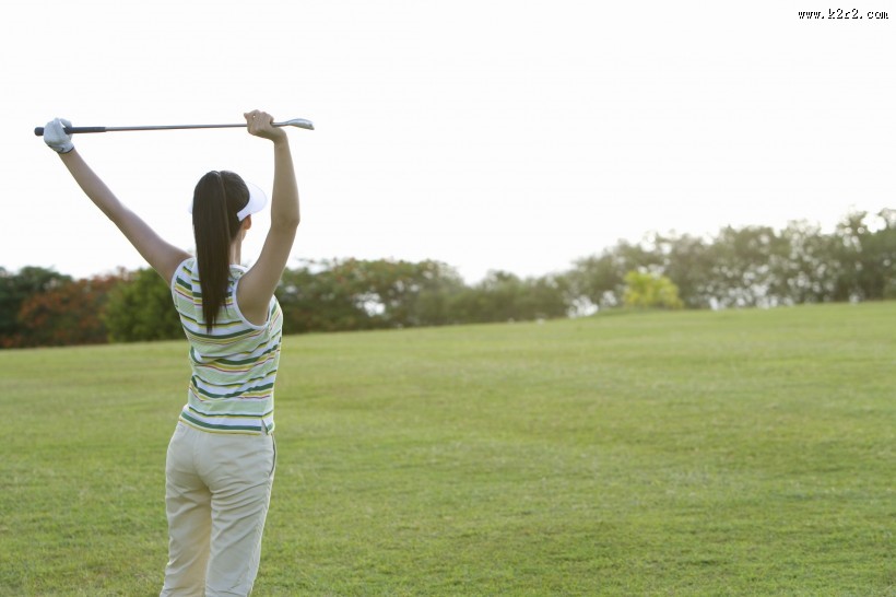 打高尔夫球女性图片