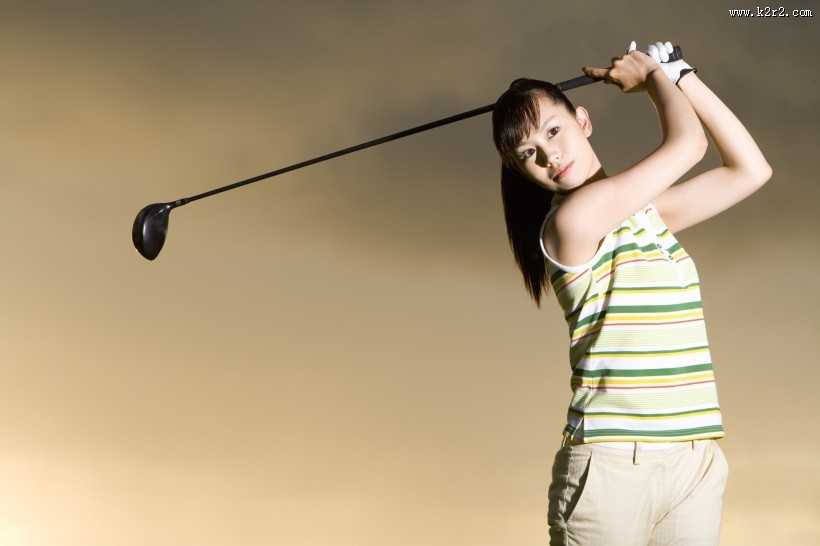 打高尔夫球女性图片