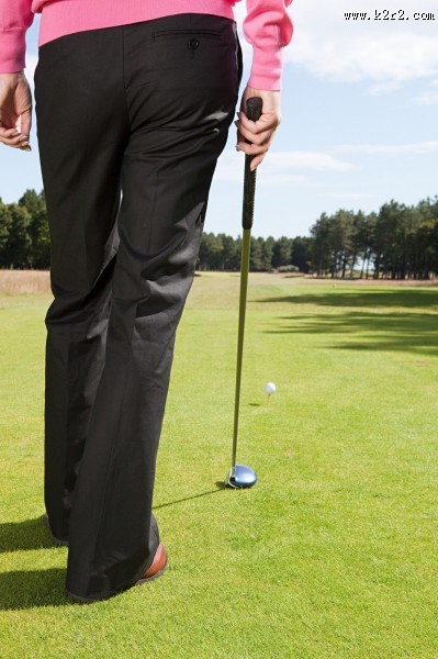 打高尔夫球女性图片