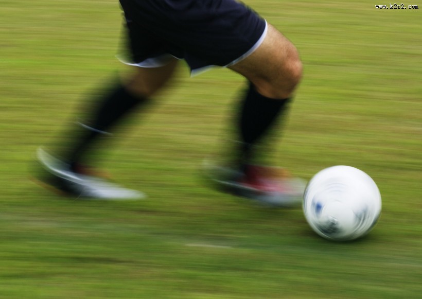 踢足球图片