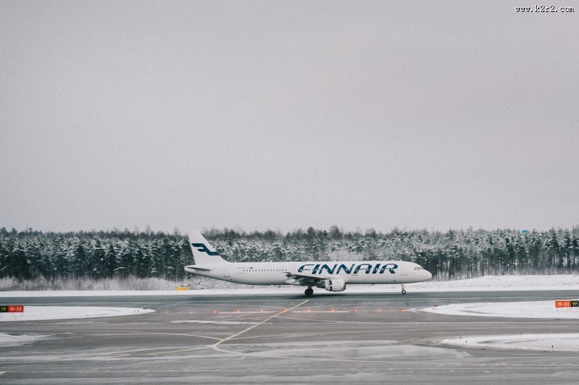 停在机场里的飞机图片