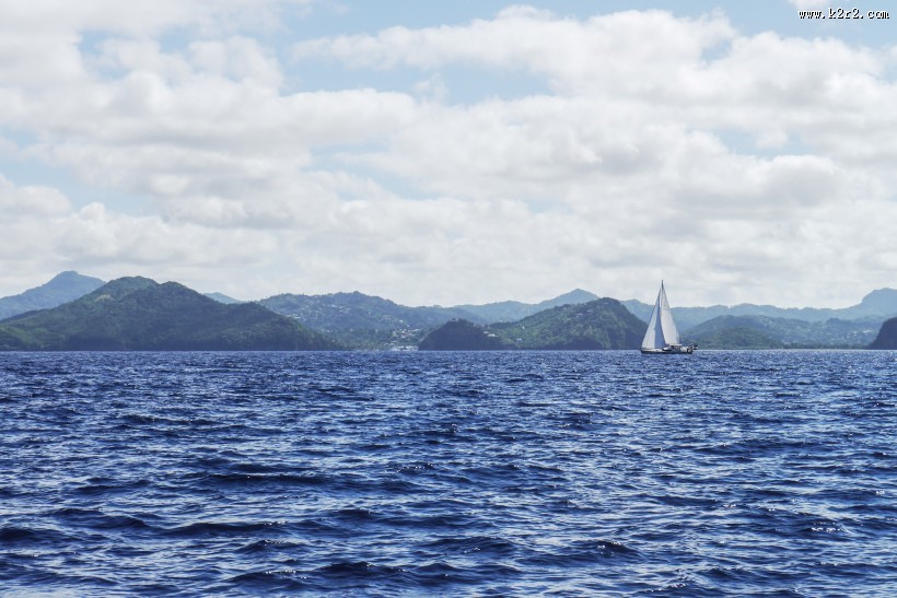 海上航行的帆船图片