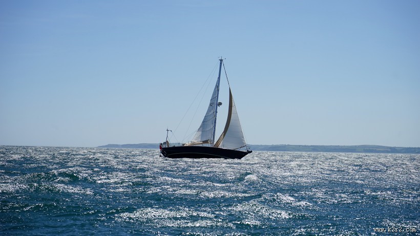 海上航行的帆船图片