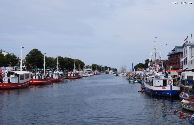 停泊在码头的船舶图片