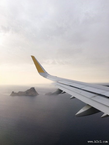 巨大的飞机机翼图片