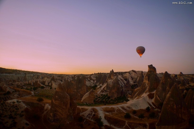 缓慢升空的热气球图片