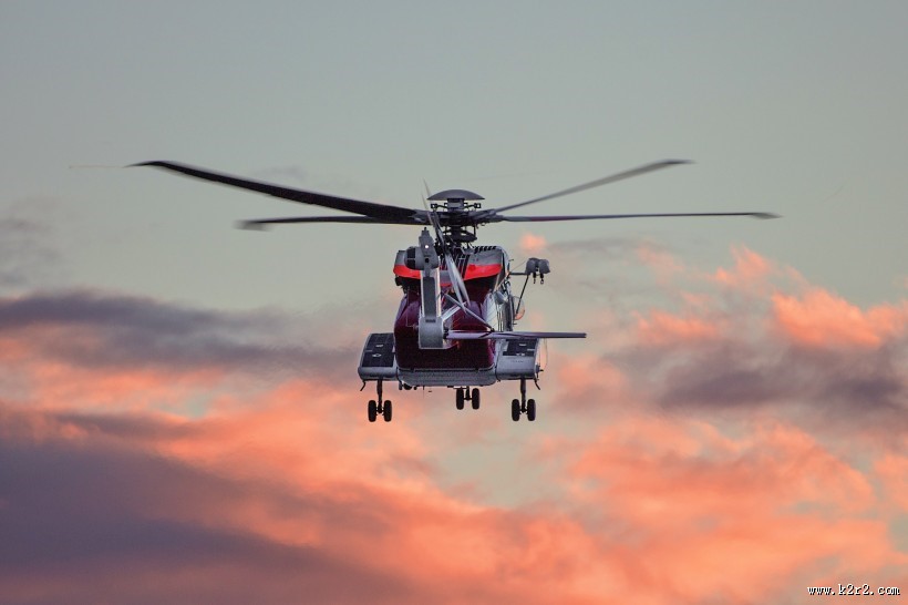 空中飞行的直升机图片大全