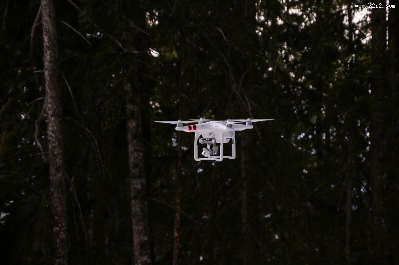 低空飞行的遥控无人机图片