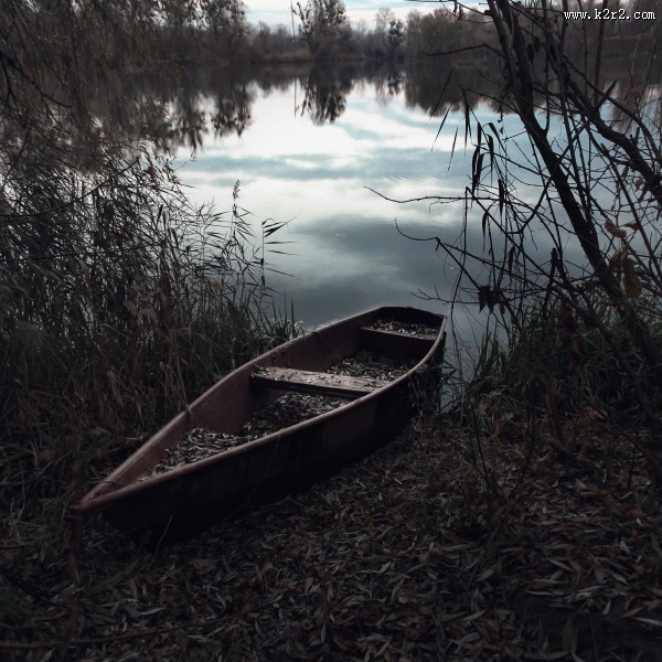 停留的木制小船图片