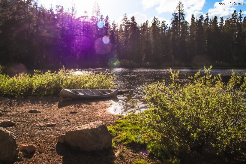 停留的木制小船图片