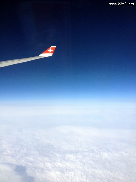 高空中的飞机机翼图片
