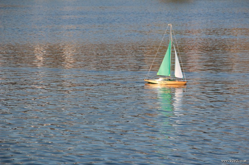水面上的帆船图片