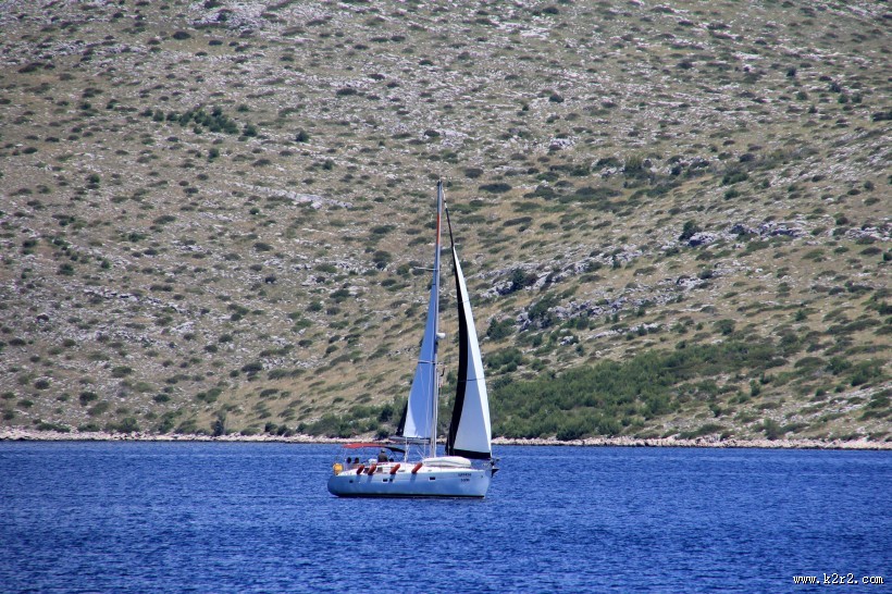 水面上的帆船图片