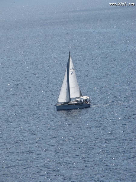 水面上的帆船图片