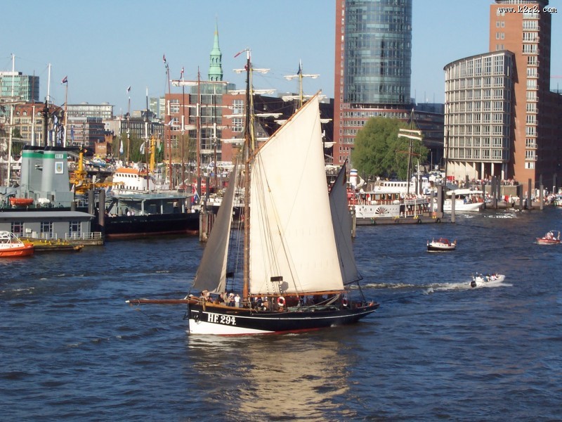 水面上的帆船图片