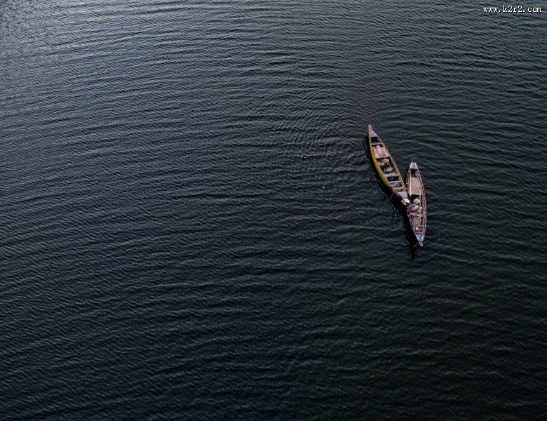 水面上的小舟图片