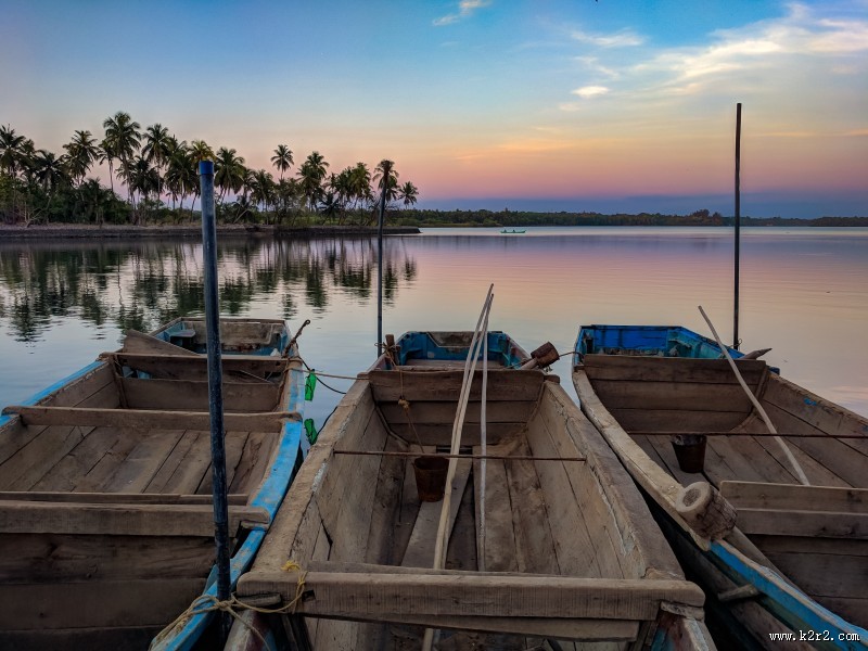水面上的小舟图片