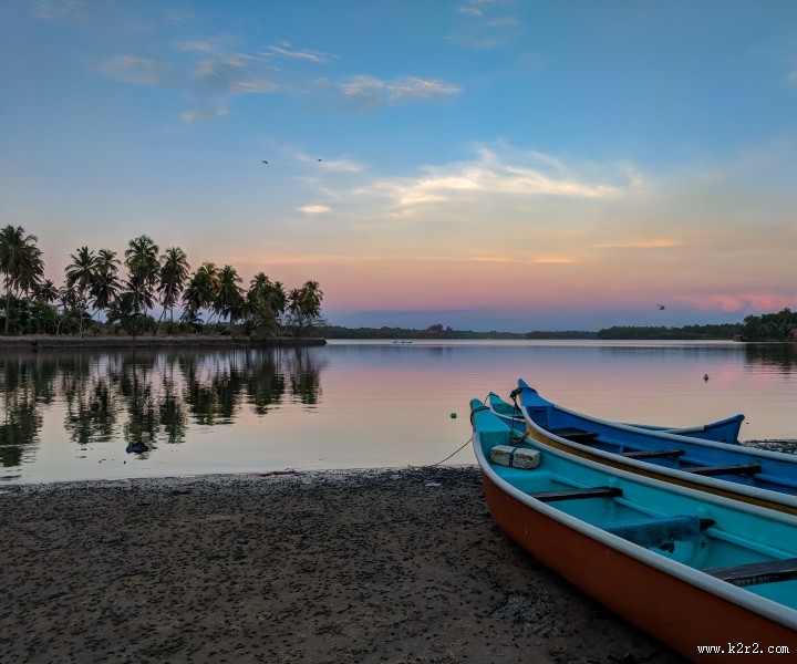 水面上的小舟图片