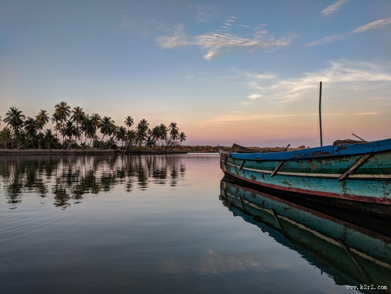 水面上的小舟图片