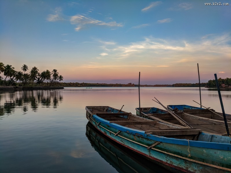 水面上的小舟图片