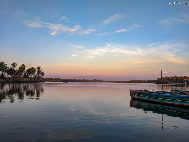 水面上的小舟图片
