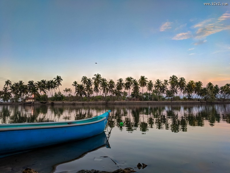 水面上的小舟图片