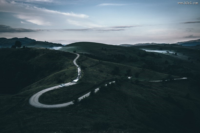 蜿蜒的公路图片