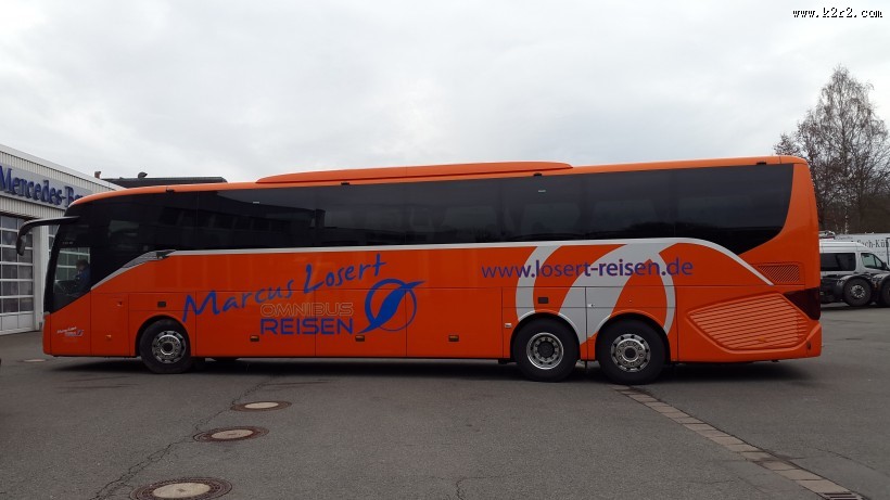 公路上的红色巴士图片